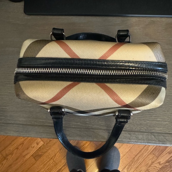 Authentic Burberry bag in great condition! - Picture 5 of 16